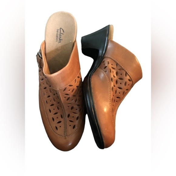 Clarks Bendables Laser-Cut Leather Clog Sz. 10M Leather Classic 2.75” Heel - Picture 2 of 6